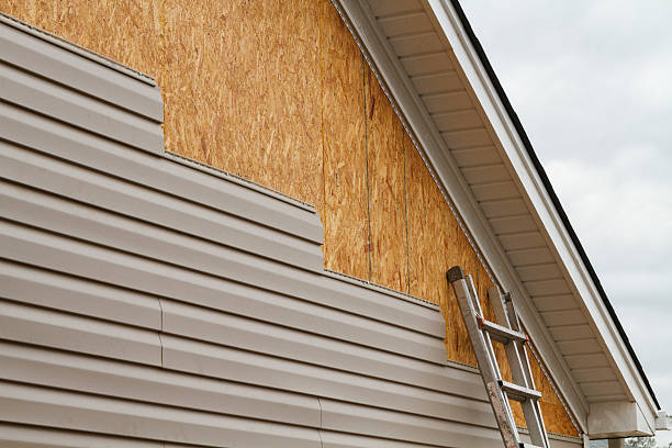Professional Siding technician working in Myersville, MD